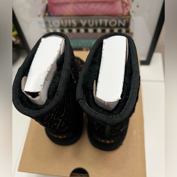 UGG Classic II Graphic Stitch Black NIB - Picture 5 of 8